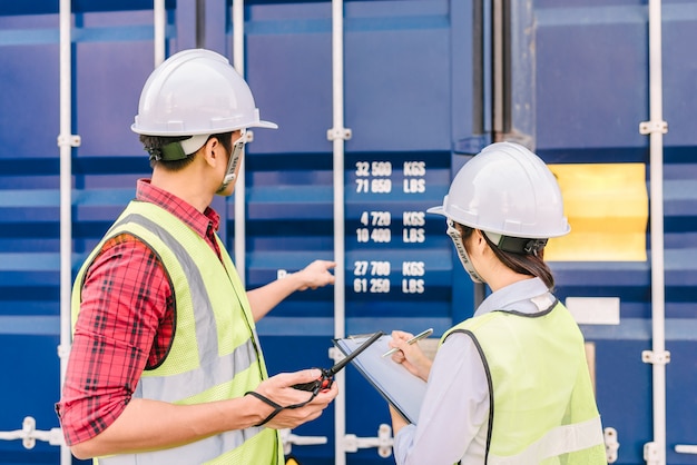 Foreman I Staffs Sprawdzają Kontener