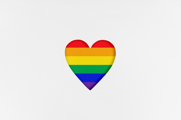 Forma serca Nowa przeprojektowana flaga dumy LGBTQ na białym kartonie Drukowany karton z wyciętym kształtem serca Widok górny