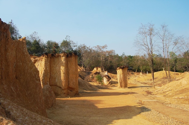 Formacja piedestał skały grzybowe z erozji piaskowca parku leśnego Phae Mueang Phi dla Tajów zagraniczni podróżnicy podróż spacer podróż wizyta w Phi Pan Nam Range Mountain w Phrae Tajlandia
