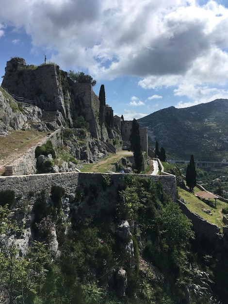 Zdjęcie formacja skalna i zamek w klisie w chorwacji, maj 2019
