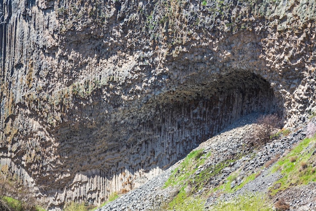 Formacja skalna jest pokazana na klifie.