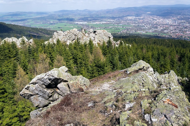 Formacja skalna na górze Jested Liberec w tle Republika Czeska