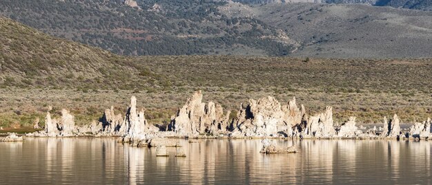 Formacja skalna Tufa towers w jeziorze mono