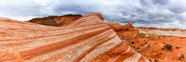 Zdjęcie formacja skalna z czerwonego piaskowca fire wave wewnątrz panoramy valley of fire state park w nevadzie w stanach zjednoczonych