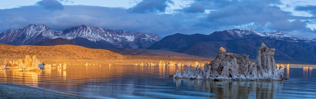 Formacja Tufa nad malowniczym jeziorem Mono w Kalifornii