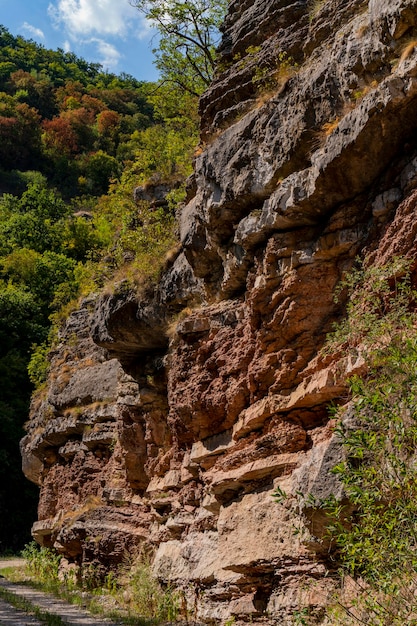 Formacje geologiczne w wąwozie rzeki Boljetin we wschodniej Serbii