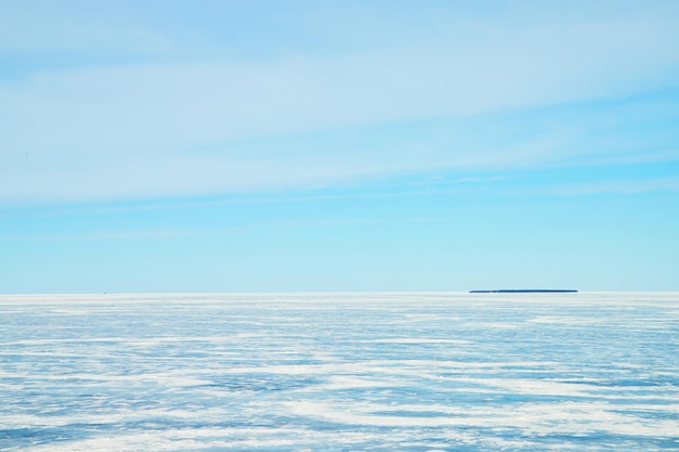 Formacje lodowe na zamarzniętym jeziorze od mostu Mackinaw