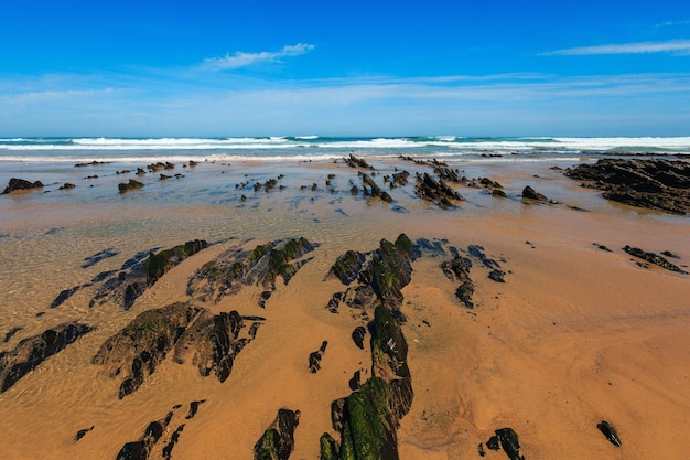 Formacje skalne na piaszczystej plaży (Algarve, Costa Vicentina, Portugalia).