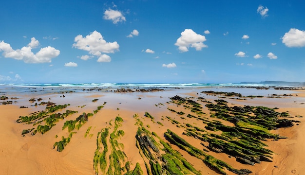 Formacje skalne na piaszczystej plaży Portugalia