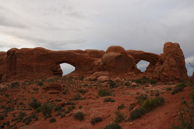 Zdjęcie formacje skalne na tle nieba w parku narodowym arches