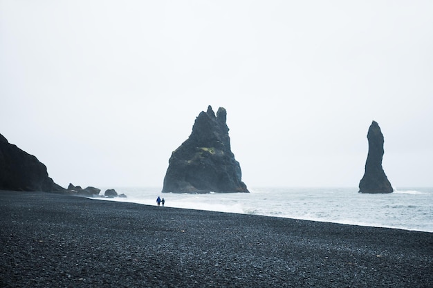 Formacje skalne Reynisdrangar na plaży Reynisfjara, wybrzeże Oceanu Atlantyckiego, południowa Islandia