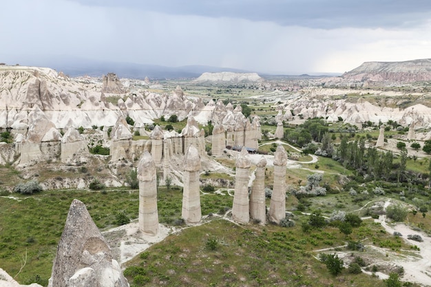 Zdjęcie formacje skalne w love valley cappadocia