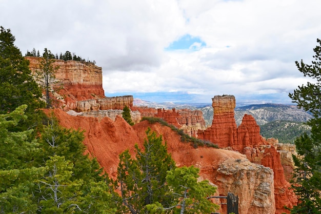 Formacje skalne w Parku Narodowym Bryce Canyon na chmurowym niebie