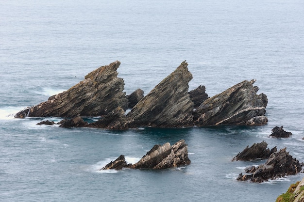 Formacje skalne w pobliżu brzegu (Costa de Loiba, Asturia, Hiszpania).