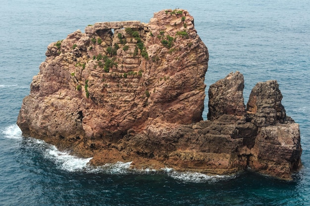 Formacje skalne w pobliżu brzegu. Letni widok skaliste wybrzeże Atlantyku (Costa Vicentina, Algarve, Portugalia).