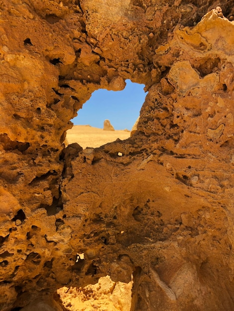 Zdjęcie formacje skalne widoczne przez dziurę