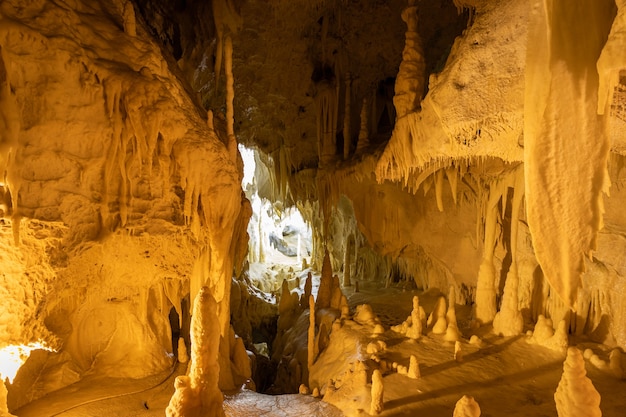 Formacje stalaktytów i stalagmitów w jaskiniach Frasassi we Włoszech