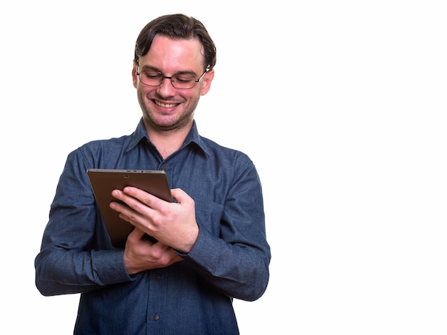 formalne młody szczęśliwy człowiek uśmiecha się podczas korzystania z cyfrowego tabletu