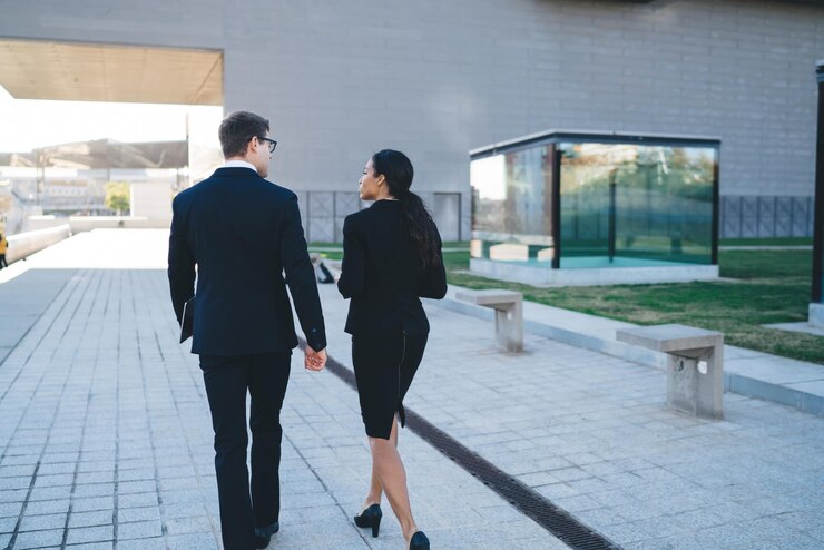 Formalni współpracownicy rozmawiający na ulicy miasta