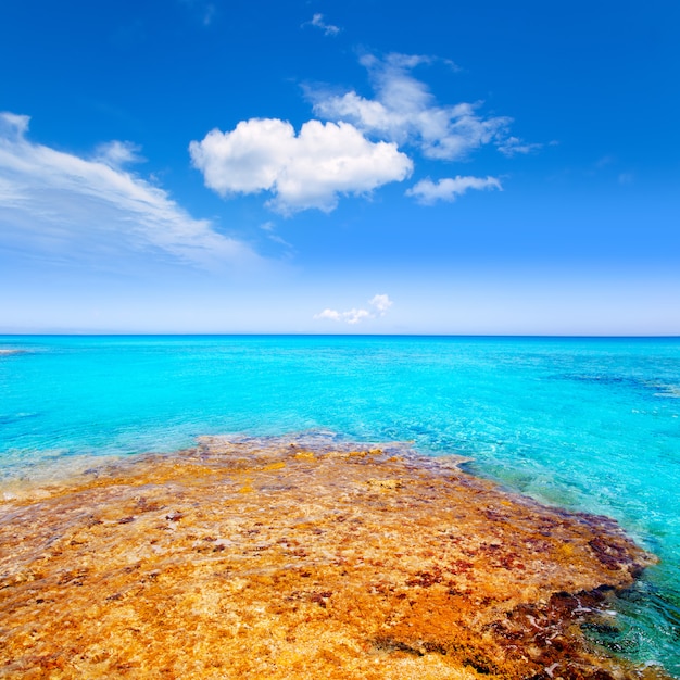 Formentera Es Calo plaża z turkusowym morzem