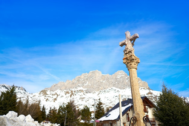 Formigal kamienny krzyż w Huesca Pyrenees Hiszpania