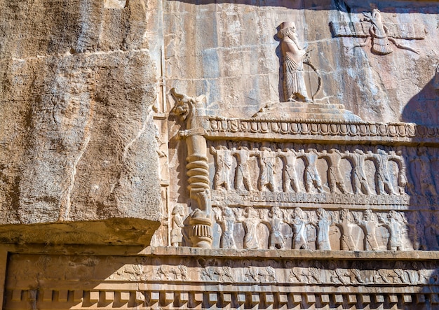 Formowanie przy grobie Artakserksesa III w Persepolis w Iranie