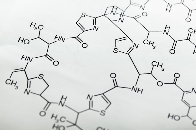 Formuła cząsteczki biochemii napisana na białym papierze