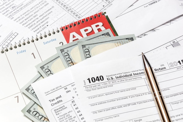 Formularz podatkowy z pieniędzmi w kalendarzu