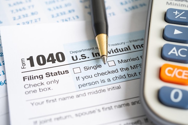 Formularz Tax Return 1040 z flagą USA America i banknotem dolara US Individual Income