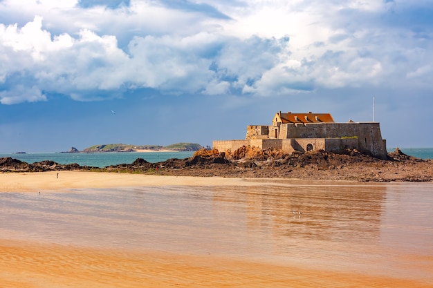 Fort National i plaża podczas odpływu, w pięknym, otoczonym murami mieście portowym Privateers Saint-Malo, znany również jako Corsaire, Bretania, Francja