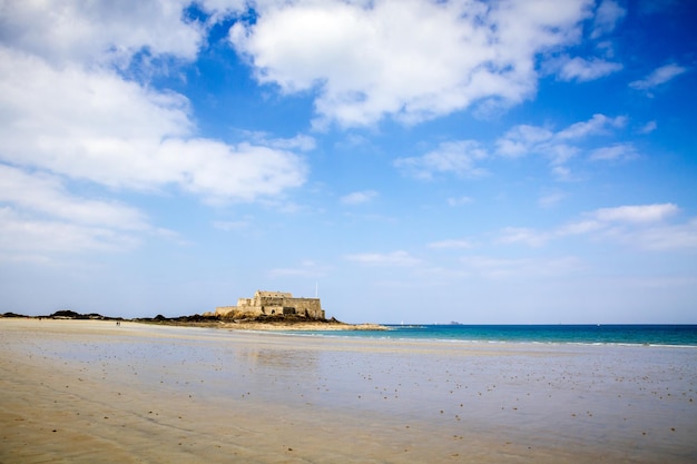 Fort National plaża i morze w mieście SaintMalo Bretania Francja