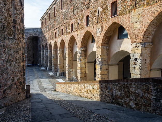 Fortezza del Priamar, Savona, Włochy. Wewnętrzny dziedziniec starożytnej twierdzy genueńskiej. Podróże Włochy