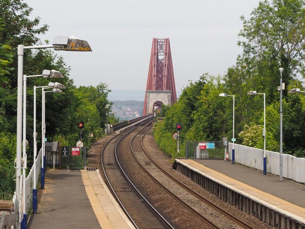 Forth Bridge nad Firth of Forth w Edynburgu