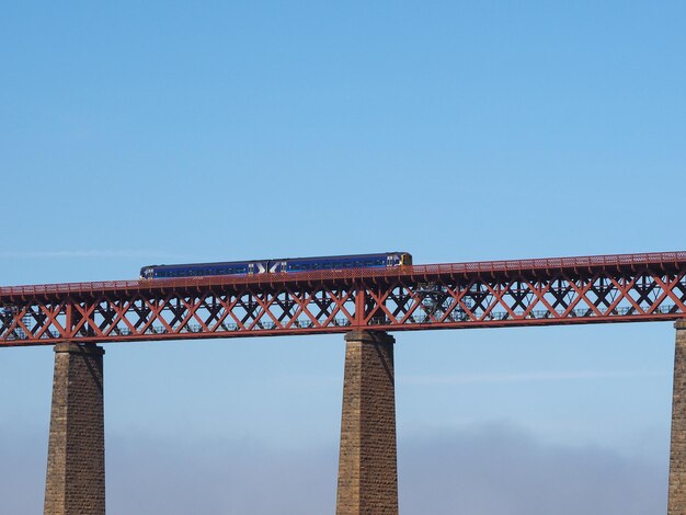 Forth Bridge nad Firth of Forth w Edynburgu
