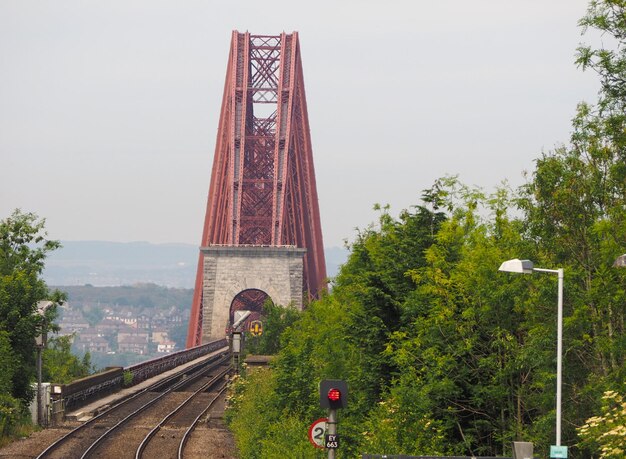 Forth Bridge nad Firth of Forth w Edynburgu