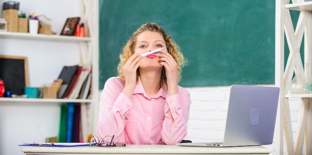 Forum nauczycieli Dzień nauczyciela Nowoczesny pedagog surfowanie w Internecie Komunikacja sieci społecznościowe Inteligentna uczennica Społeczność internetowa dla szkoły nauczycielskiej Kobieta pracuje online Nauczanie na odległość