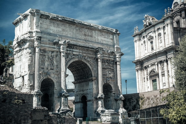 Forum Romanum w Rzymie Włochy Widok na łuk Septymiusza Sewera