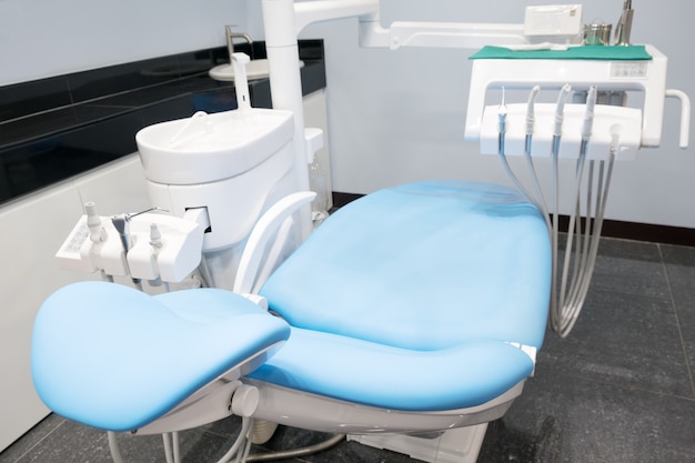 Fotel dentystyczny i inne akcesoria używane przez dentystów w biurze.