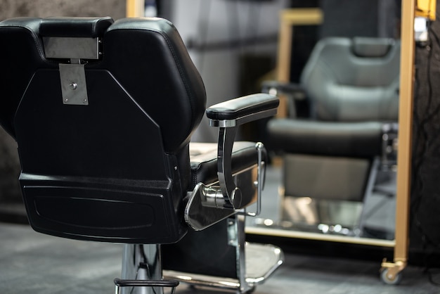 Zdjęcie fotel fryzjerski. stylowe krzesło fryzjerskie w stylu vintage. fotel fryzjerski.