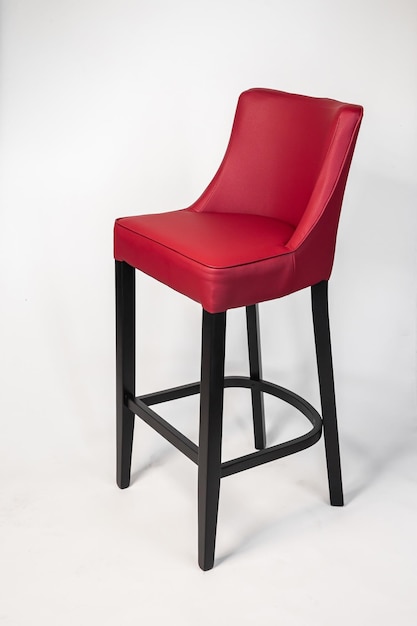 Fotele z czerwonym skórzanym siedziskiem