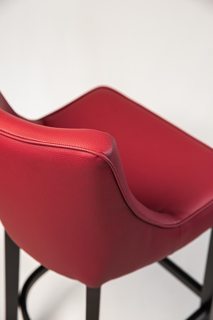 Fotele z czerwonym skórzanym siedziskiem
