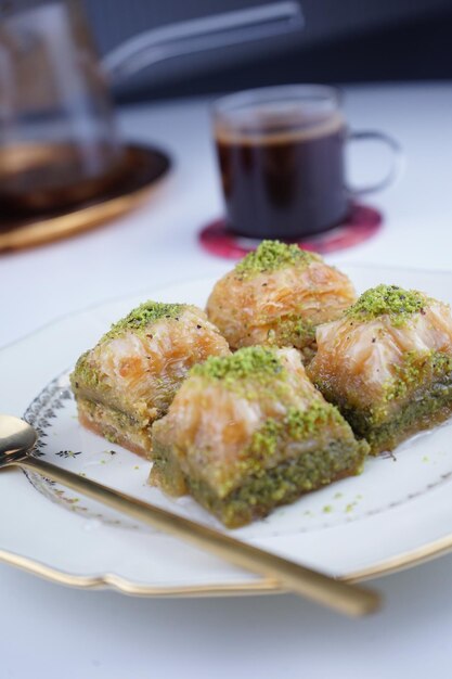 Zdjęcie foto z bliska turecki deser baklava wykonany z cienkiego orzechów ciastkowych i miodu