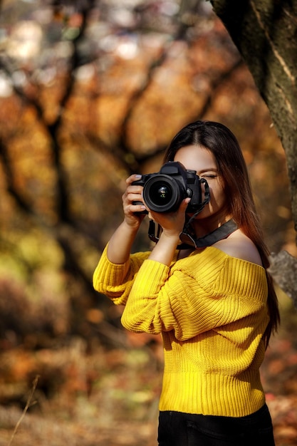 Fotograf kobiet trzyma aparat