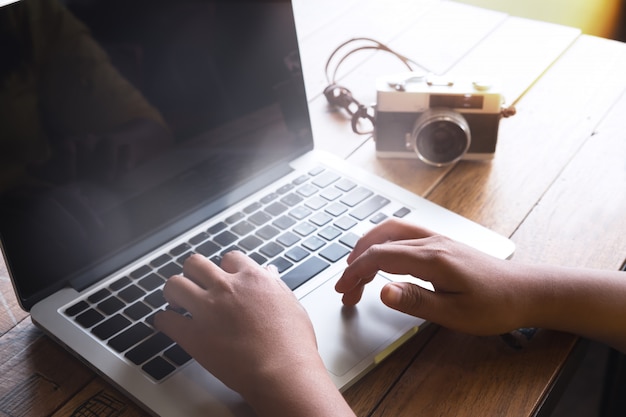 Zdjęcie fotograf kobieta pracuje na laptopie