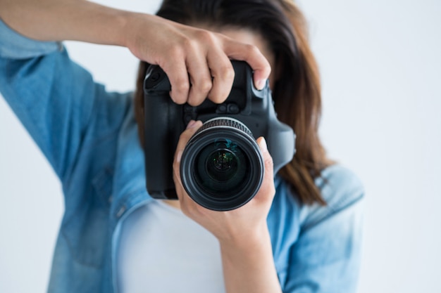 Fotograf kobieta z aparatem cyfrowym