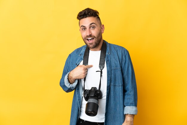 Fotograf mężczyzna na białym tle na żółtym tle z niespodzianką wyrazem twarzy