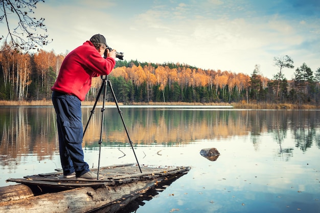 Fotograf Mężczyzna Z Aparatem Na Molo