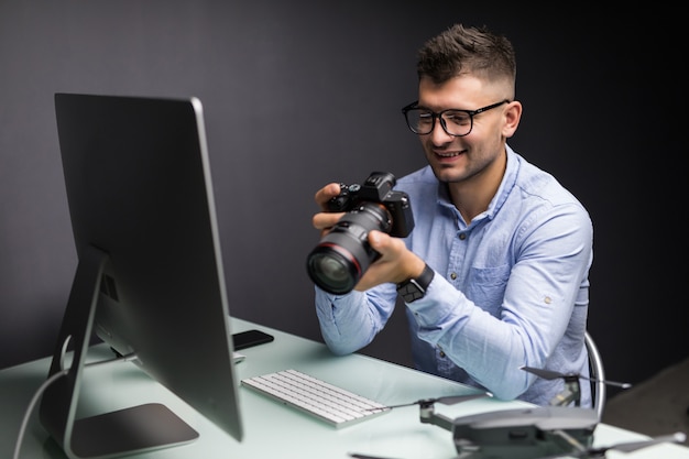 Fotograf Pracuje Na Komputerze Stacjonarnym W Biurze