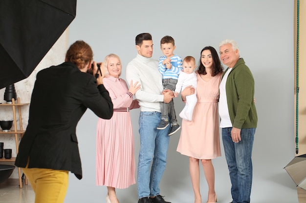 Fotograf pracuje z rodziną w studio