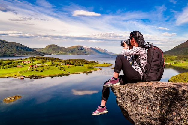 Fotograf przyrody turysta z pędów aparatu, stojąc na szczycie góry. Piękna przyroda Norwegia Archipelag Lofotów.